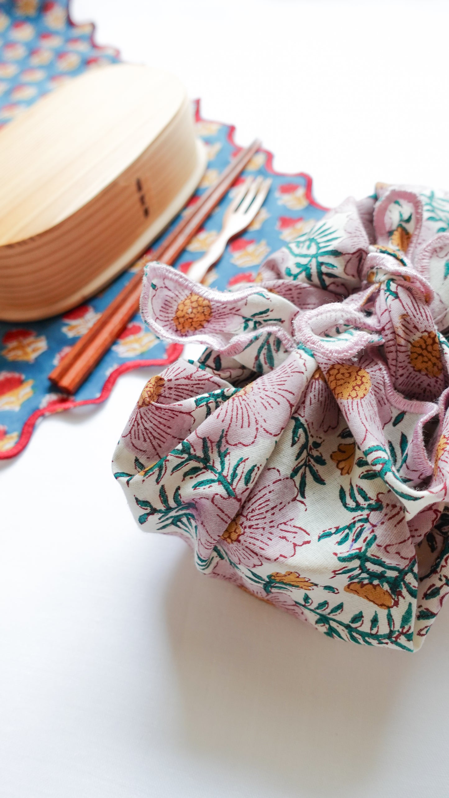 ブロックプリント ウェーブ刺繍ハンカチ Daisy