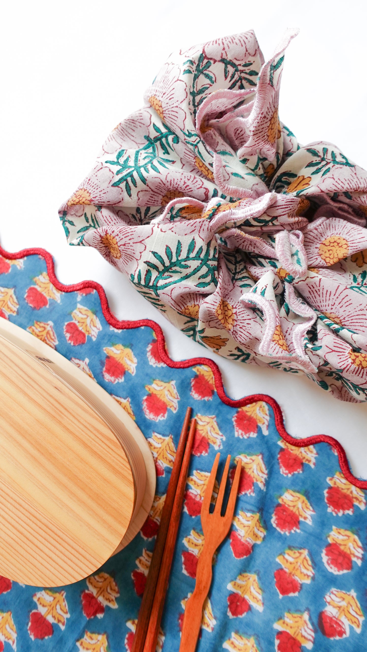 ブロックプリント ウェーブ刺繍ハンカチ Dahlia