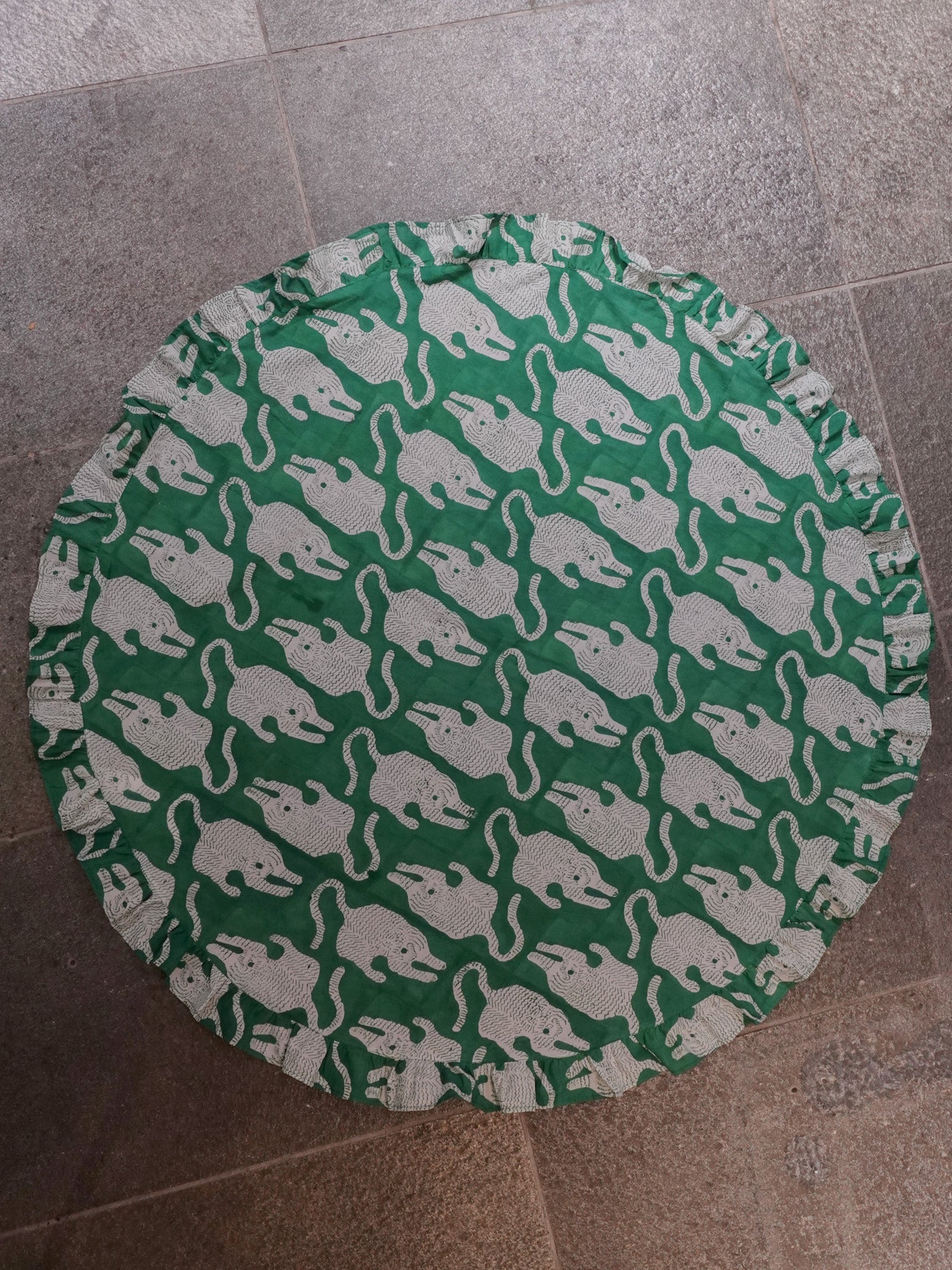 Round Frill Scarf Tiger Green