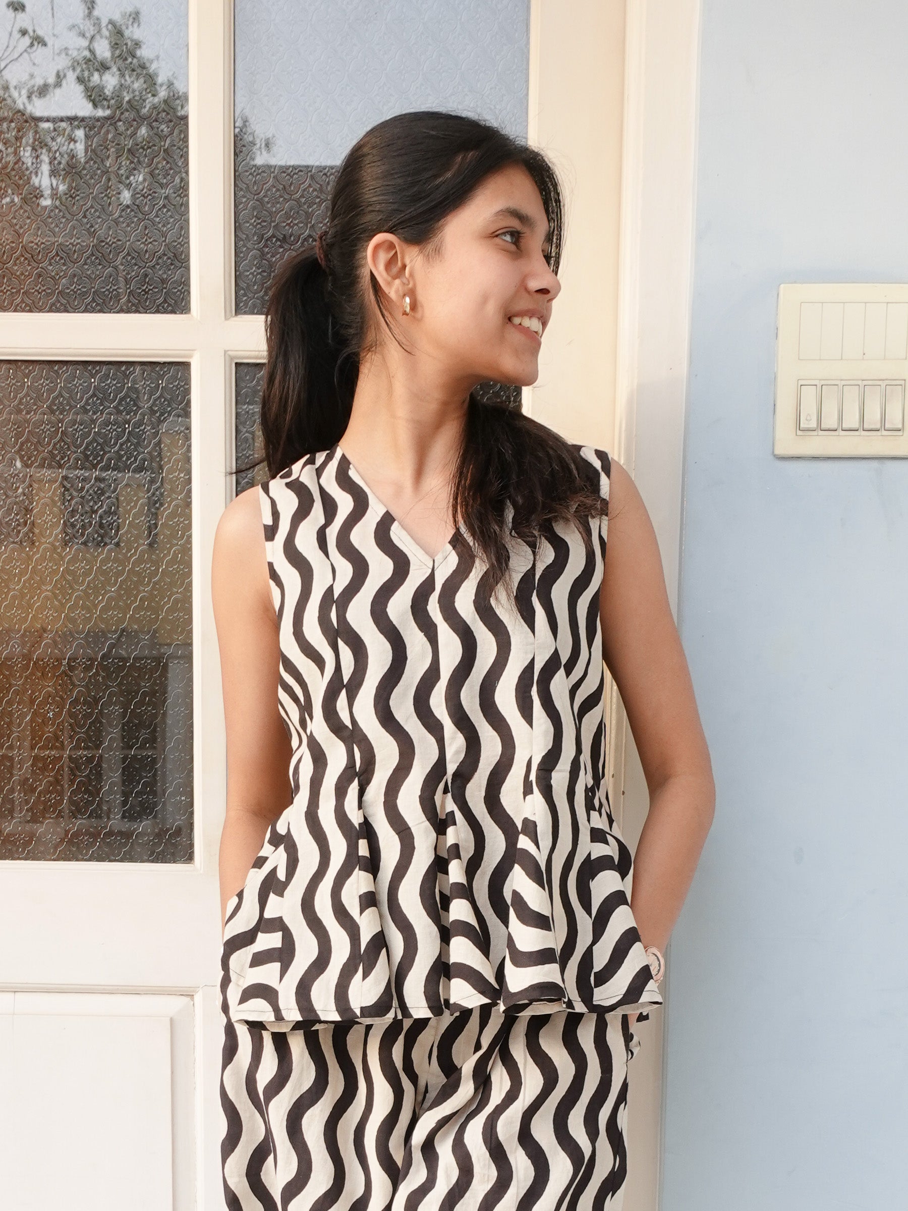 Wavy Panel Top | Black